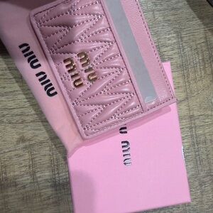 Miu Miu Blush Pink Leather Cardholder
Includes:
Box 
Dusty bag